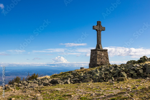 Croix en granite au sommet de la Crêt de l’Œillon, dans le parc naturel régional du Pilat à l’automne