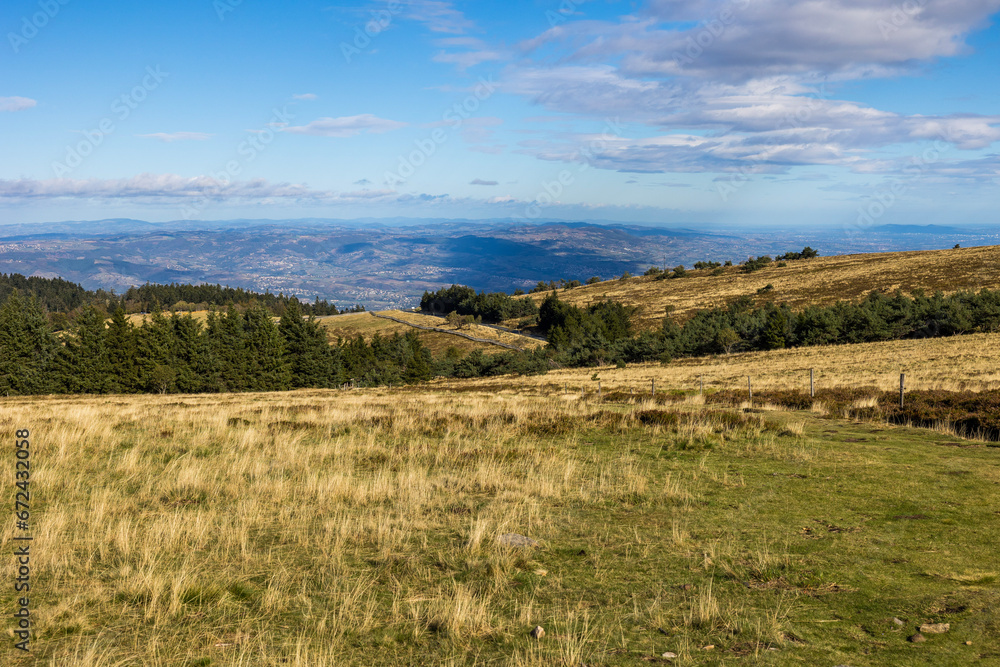 Panorama sur le parc naturel régional du Pilat depuis le chemin de randonnée des crêts