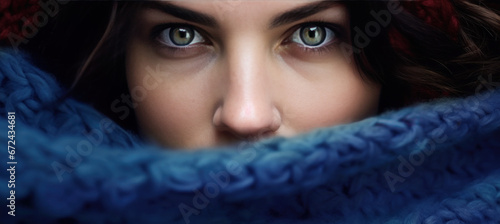 bannière d'un regard de femme derrière une écharpe en laine bleu