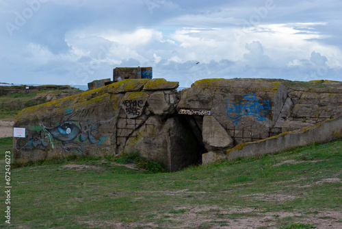 Promenade dans les Bunkers construits durant la seconde guerre mondiale. Visite, juste avant la tempête Ciaran dans la Hague, La Manche, Le Cotentin, en Basse Normandie, France 