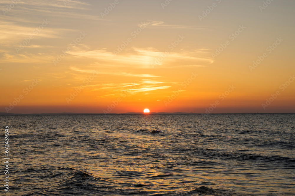 Spokojne morze Bałtyckie o zachodzie słońca