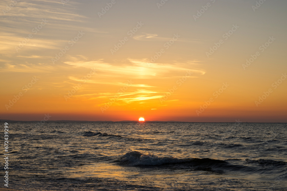 Zachodzące słońce nad morzem Bałtyckim - obrazy, fototapety, plakaty 