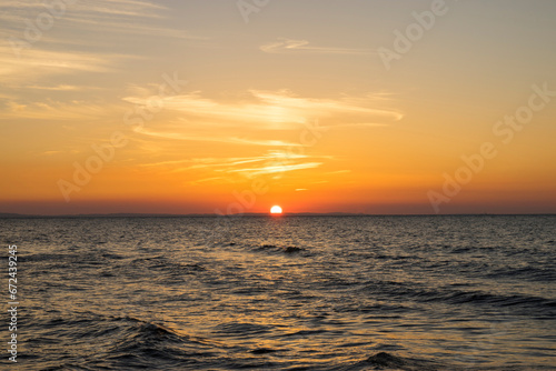 Fototapeta Naklejka Na Ścianę i Meble -  Spokojne morze Bałtyckie o zachodzie słońca