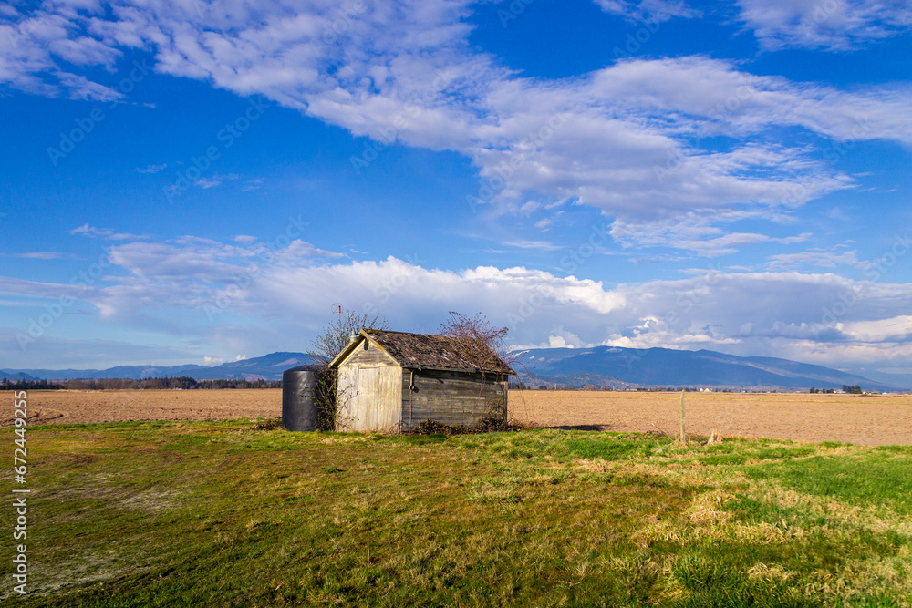 Obraz premium Rustic Shed with Sky and Mountains