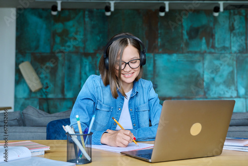 Fotografia Female student having online lesson, video conference