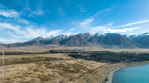 Fotografie The untouched beauty of Lake Ohau surrounded by the snow capped southern alps mo