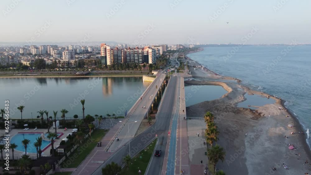 Drohnenaufnahmen am Strand von Konyaalti in Antalya, Türkei mit Aussicht auf die belebte Stadt Drohnenaufnahmen am Strand von Konyaalti in Antalya, Türkei mit Aussicht auf die belebte Stadt