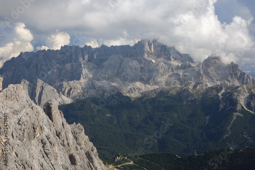 Obraz na płótnie Piękne szczyty Dolomitów w salonie