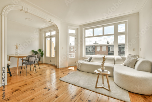 Photos a living room with hardwood flooring and white walls in the center of the room i