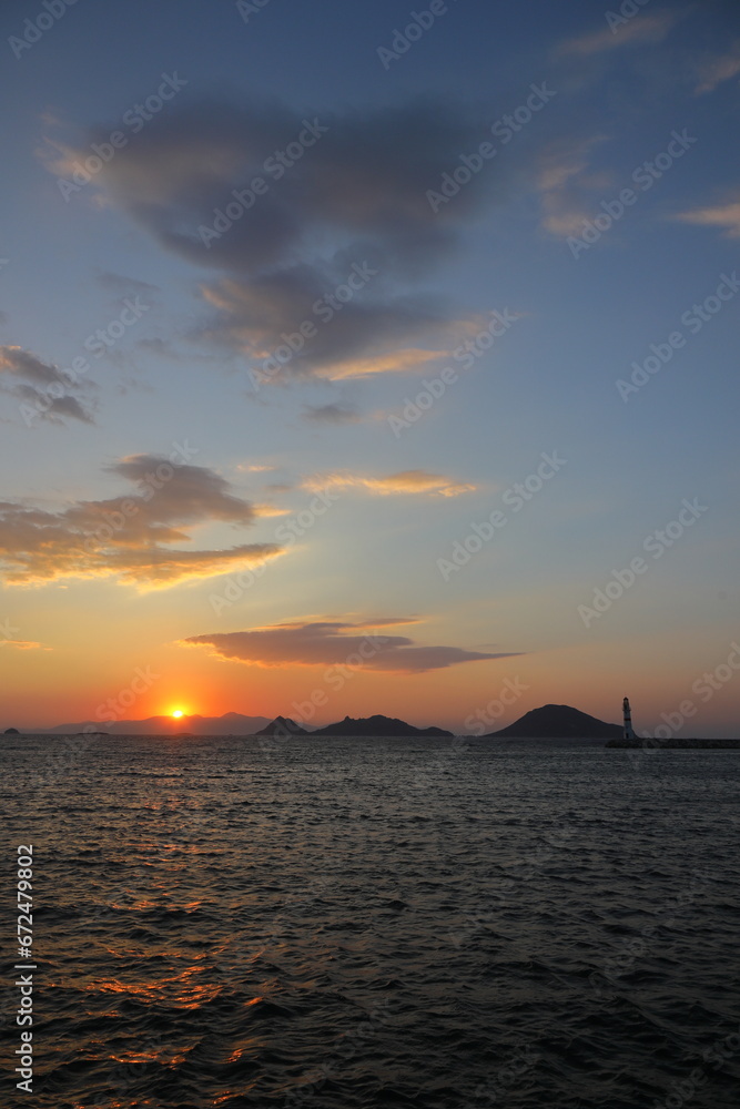 Obraz premium sunset on the beach. Seaside town of Turgutreis and spectacular sunsets. Selective Focus.