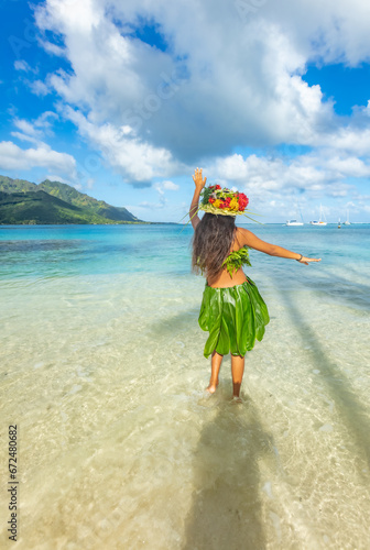 Canvas Print Jeune femme vahine dansant sur la plage en Polynésie en costumes traditionnel vé