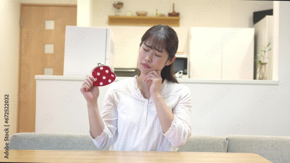 財布を持ち悩む女性