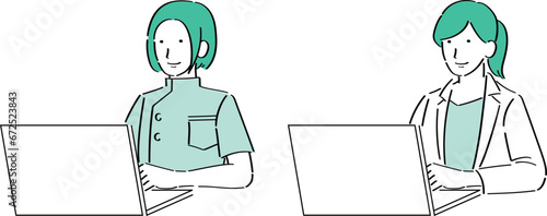 PCを操作する女性医師・看護師
