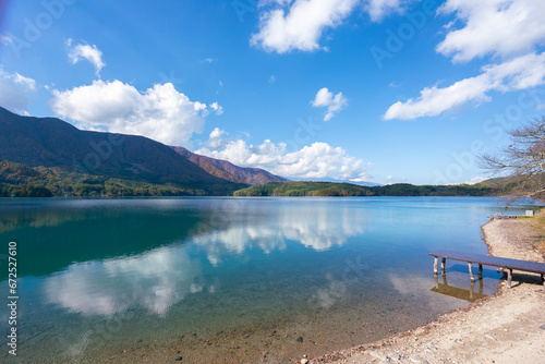 日本の湖の浜辺 長野県青木湖