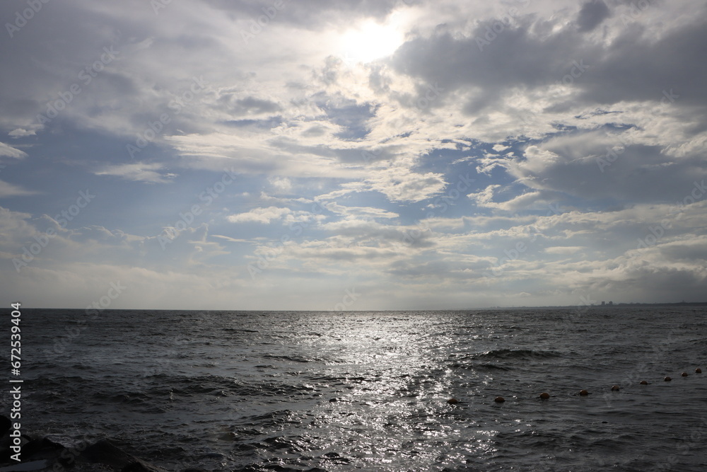 台風が去ったあとの太陽光と雲と海の風景
