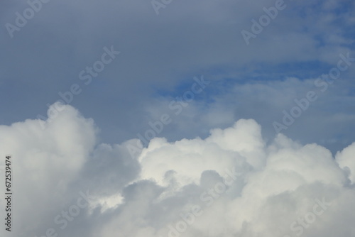 台風がさった雨雲と青空の風景 © acchity