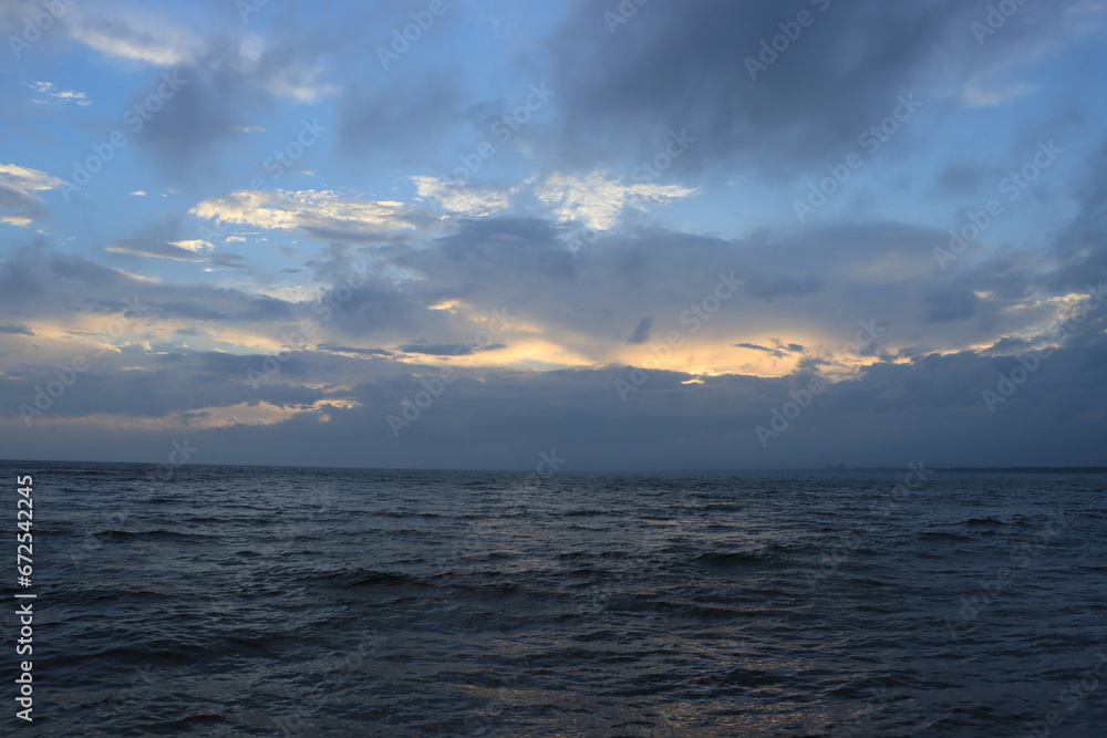 台風が去ったあとの雲と海の夕暮れの湘南の風景