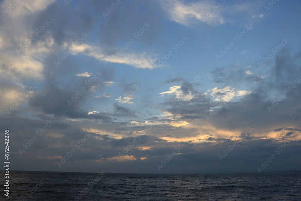 Fototapeta premium 台風が去ったあとの雲と海の夕暮れの湘南の風景