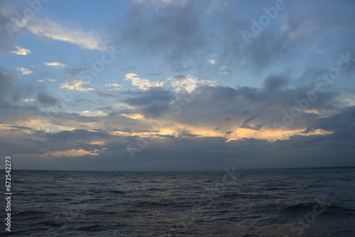 台風が去ったあとの雲と海の夕暮れの湘南の風景