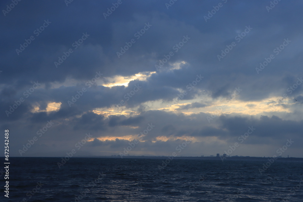 Obraz premium 台風が去ったあとの雲と海の夕暮れの湘南の風景