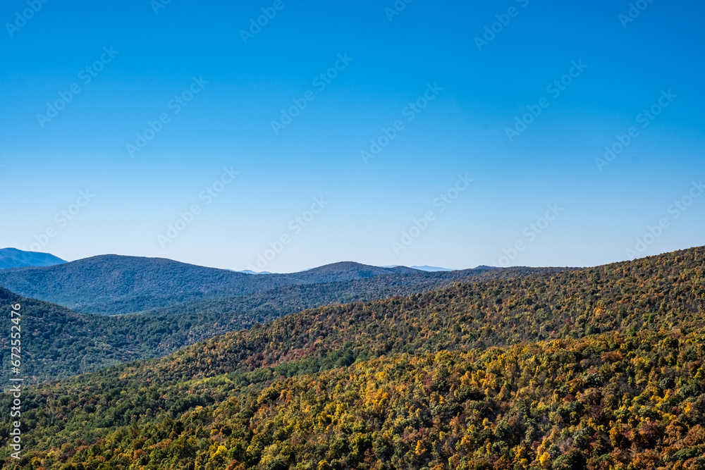 Obraz premium Panoramic view of fall color in Shenandoah National Park.