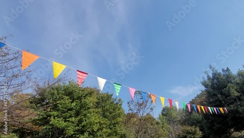 青空の下、揺れる三角旗／푸른 하늘 아래 흔들리는 삼각 깃발／A triangular flag swaying under the blue sky