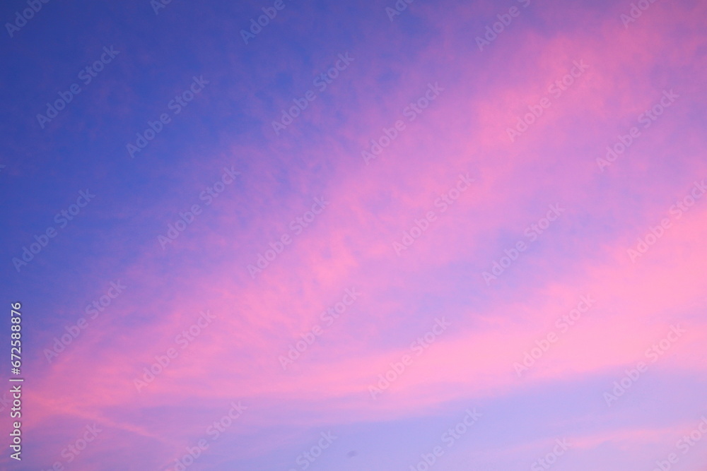 ピンク色に染まる朝焼け雲