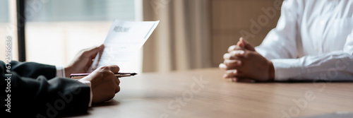Foto HR manager woman reading resume and asking curriculum vitae with male candidate