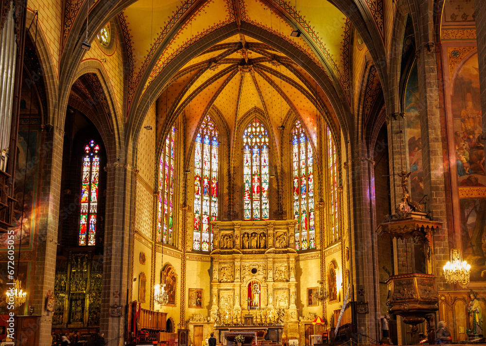 Choeur de la cathédrale Saint Jean Baptiste à Perpignan et ses vitraux