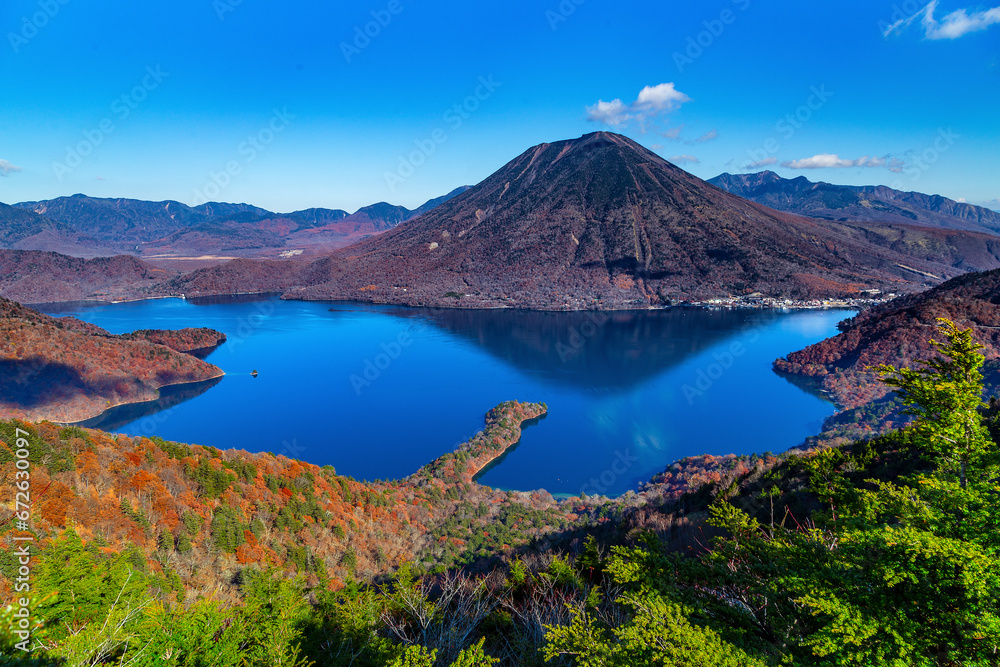 半月山から望む中禅寺湖、そして男体山と八丁出島。
日光市は日本を代表する観光地。