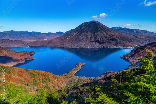 半月山から望む中禅寺湖、そして男体山と八丁出島。
日光市は日本を代表する観光地。