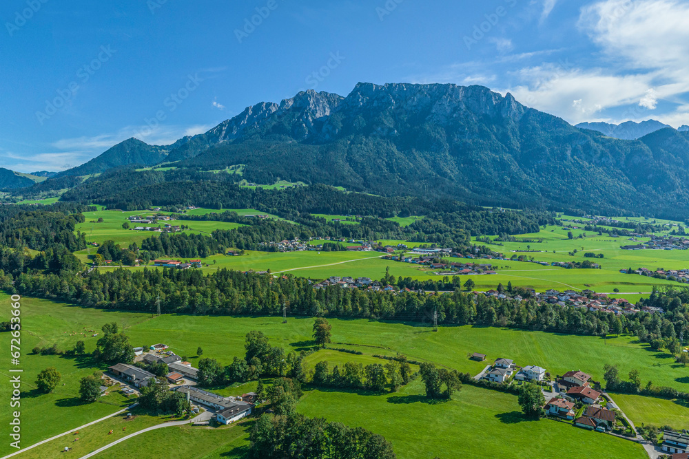 Ausblick auf das Kaisergebirge (Zahmer Kaiser) bei Niederndorf in Tirol
