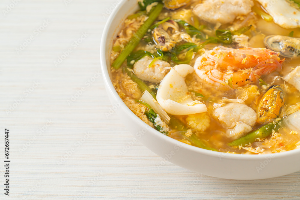 Sukiyaki soup with seafood bowl Sukiyaki soup with seafood bowl