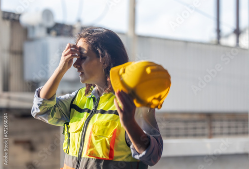 Cuadro en lienzo Factory worker feels burnout, low self-esteem due to prolonged stress, need for
