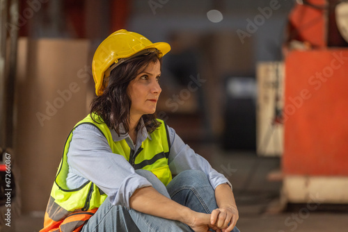 Φωτογραφία Factory worker feels burnout, low self-esteem due to prolonged stress, need for