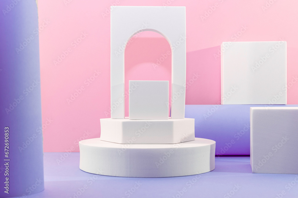 Arrière plan rose et mauve avec présentoir pour des produits avec un rendu 3 D. Plate-forme vide avec podium pour cosmétique, bijoux, maquette ou autres objets. Arrière plan rose et mauve avec présentoir pour des produits avec un rendu 3 D. Plate-forme vide avec podium pour cosmétique, bijoux, maquette ou autres objets.
