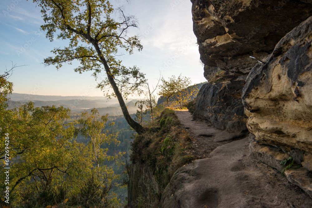 Wanderweg am Fels am Morgen nach Sonnenaufgang auf dem Weg zur Idagrotte (sächsische Schweiz) Wanderweg am Fels am Morgen nach Sonnenaufgang auf dem Weg zur Idagrotte (sächsische Schweiz)