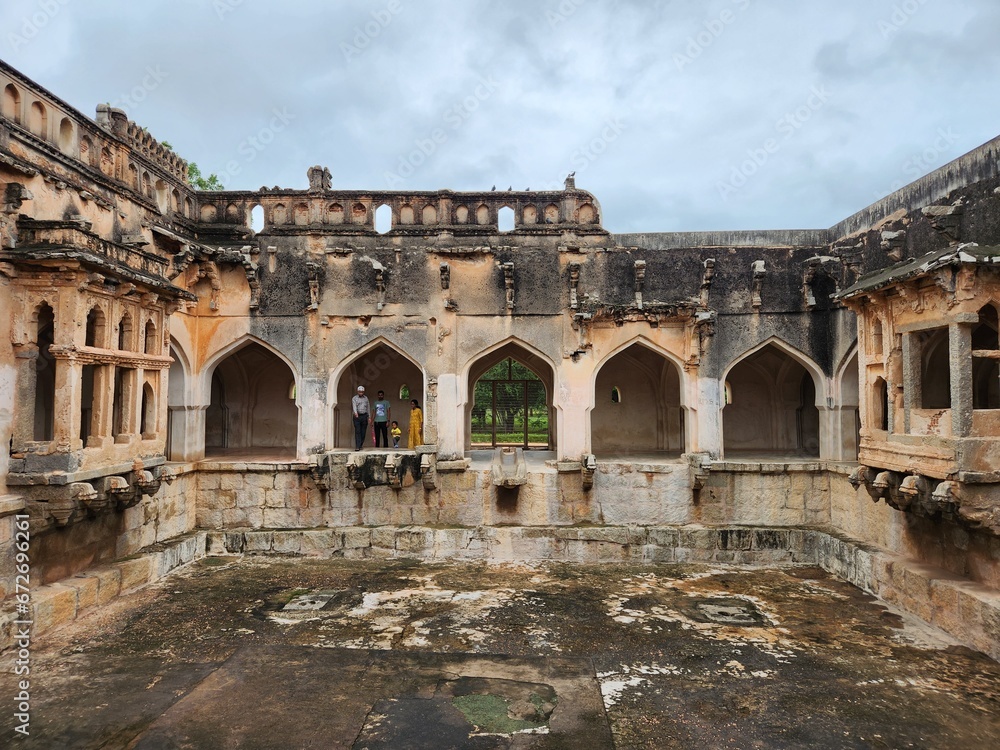 Obraz premium Hampi, Karnataka India - July 24 2023: Ruins of Queen's bath in the ancient royal enclave at Hampi.
