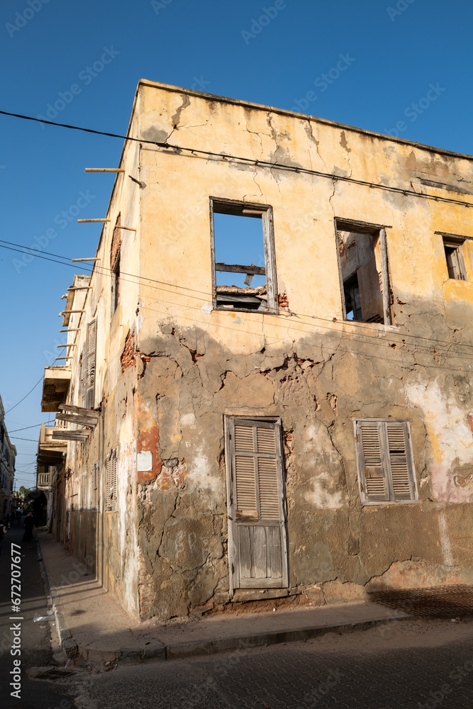Ancienne architecture coloniale dans la vieille ville de Saint Louis au Sénégal