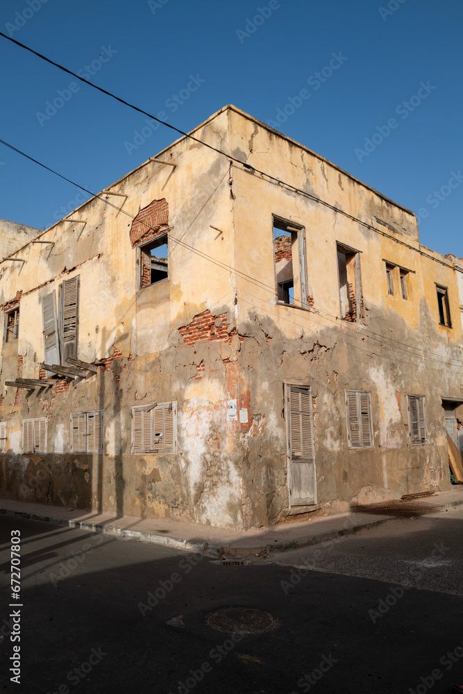 Ancienne architecture coloniale dans la vieille ville de Saint Louis au Sénégal