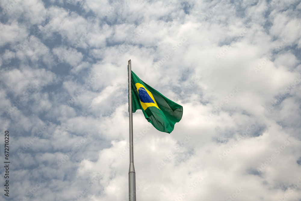 Uma Bandeira do Brasil tremulando ao vento em um dia nublado. Uma Bandeira do Brasil tremulando ao vento em um dia nublado.