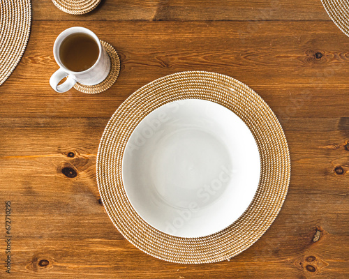 Assiette blanche sur dessous de plat avec un thé vue du dessus
