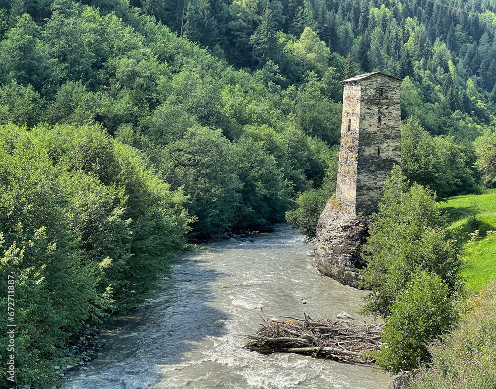 Turm der Liebe - Wohnturm an einem Fluss zwischen Mestia und Ushguli in Swanetien, Kaukasus, Georgien