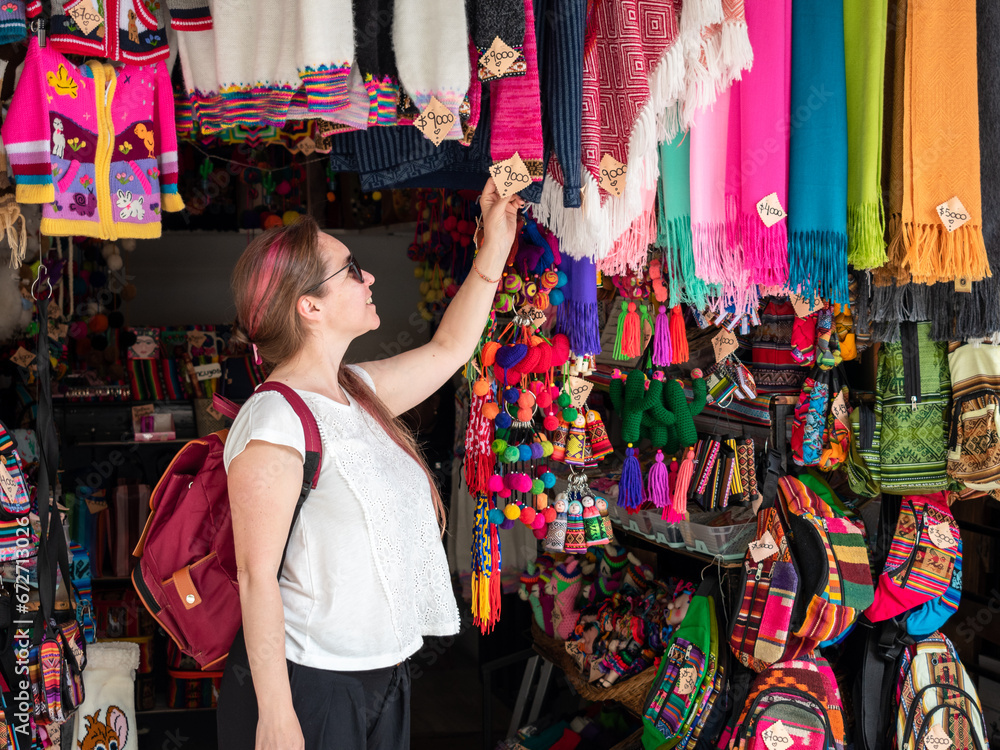 Mujer turista mirando los artículos de una tienda de recuerdos en Salta, Argentina Mujer turista mirando los artículos de una tienda de recuerdos en Salta, Argentina