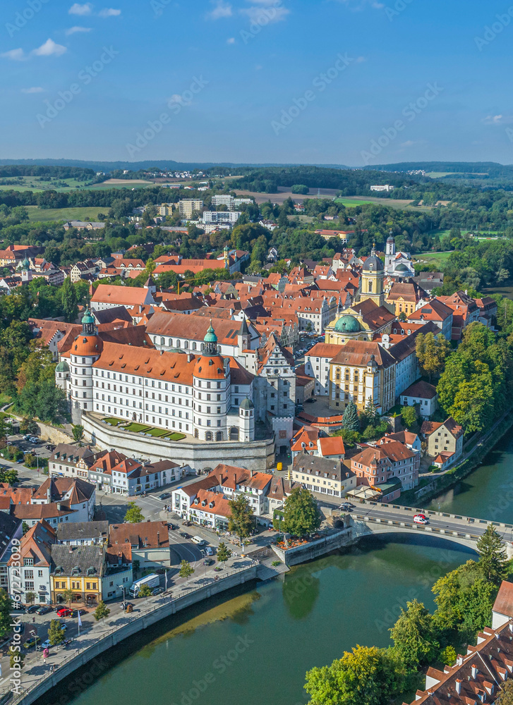 Ausblick auf auf die pittoreske Altstadt von Neuburg an der Donau in Oberbayern