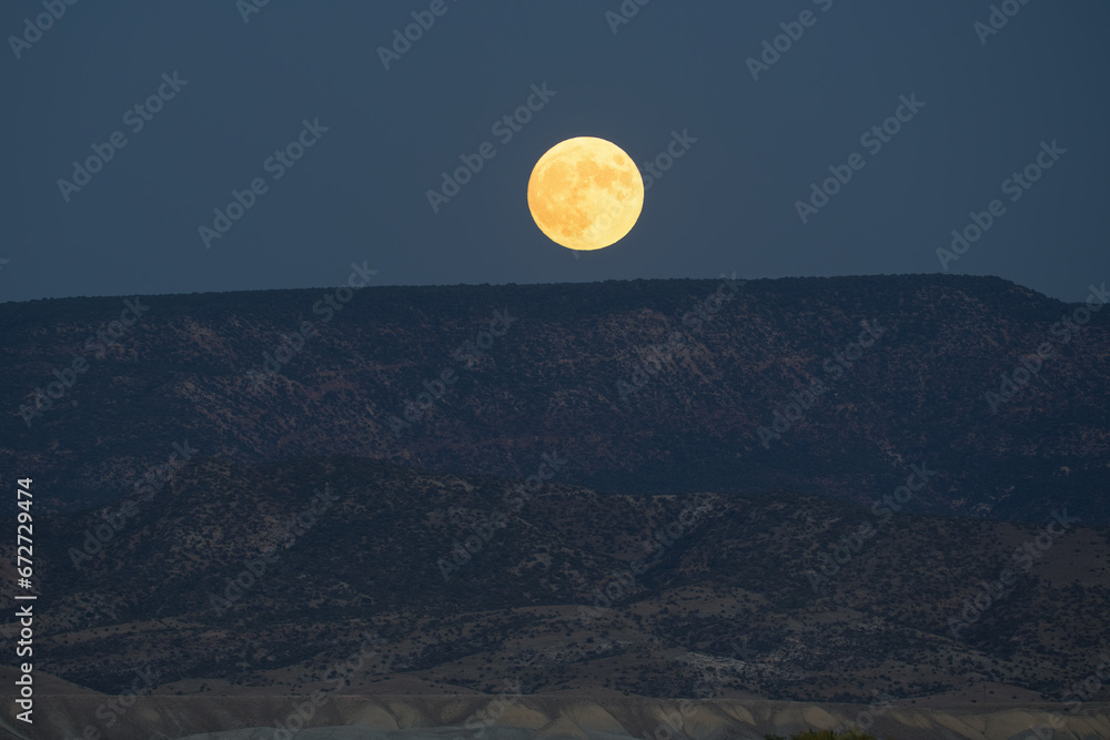 Φωτογραφία Landscape of moonrise over mesa, Montrose, Colorado, USA