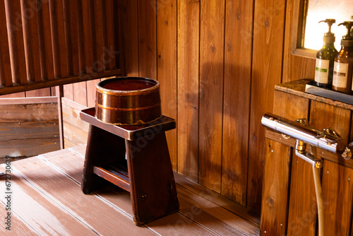 木製で趣のある貸切源泉掛け流し温泉の半露天風呂：洗い場にあるレトロな木桶とイス（千葉県） photo