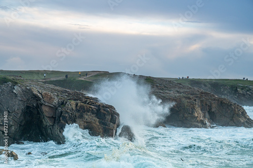 vague à marée haute sur la côte sauvage