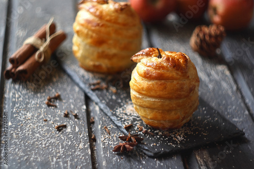Foto Baked apples in puff pastry (with chocolate). Selective focus
