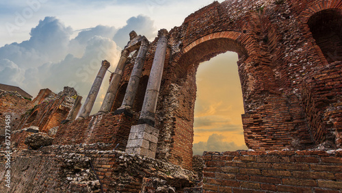 Die Ruinen des Griechischen Theaters in Taormina vor untergehender Sonne photo